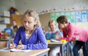 girl+in+the+classroom-811