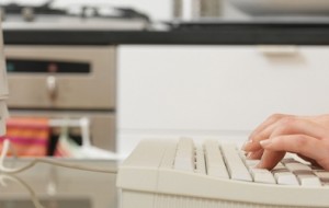 computer-hands-kitchen-shopping-online-featured