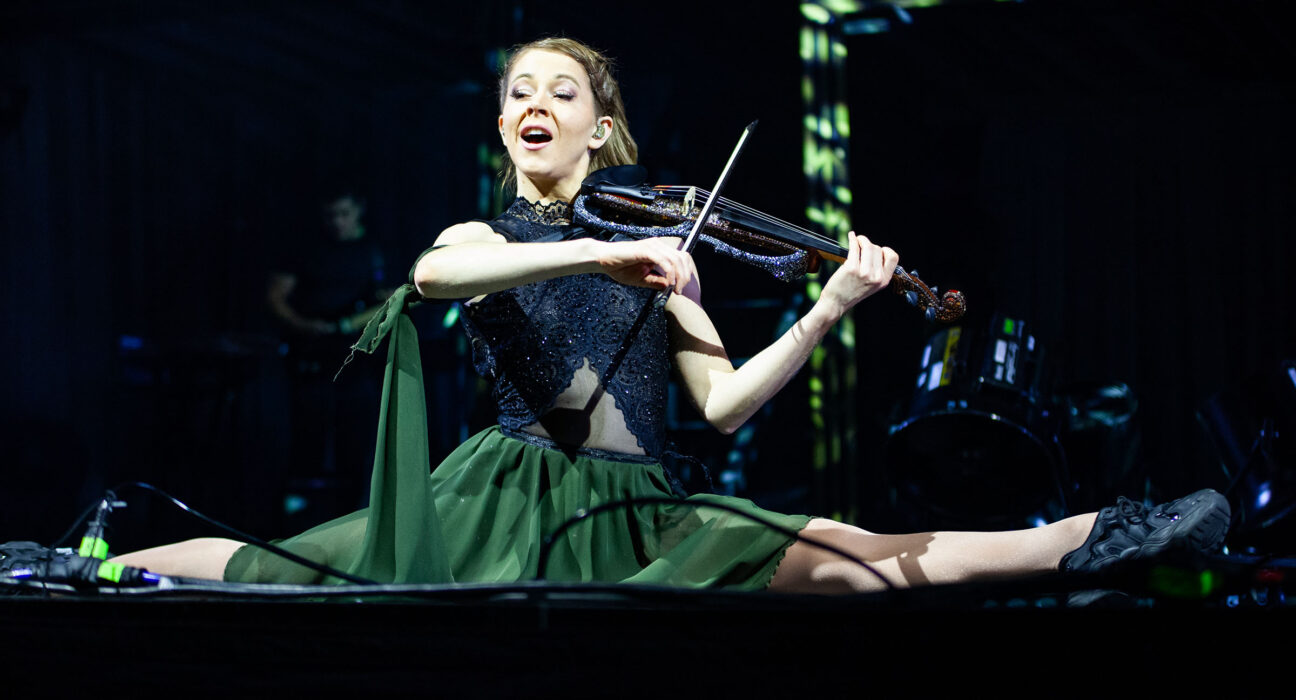 Lindsey Stirling in Stockholm, playing the violin while doing the full split