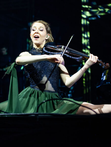 Lindsey Stirling in Stockholm, playing the violin while doing the full split